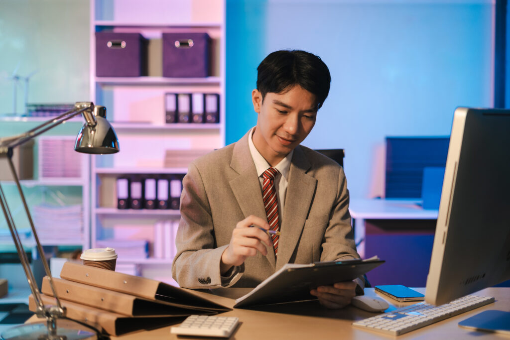 Manager using real-time attendance data to make quick staffing decisions.