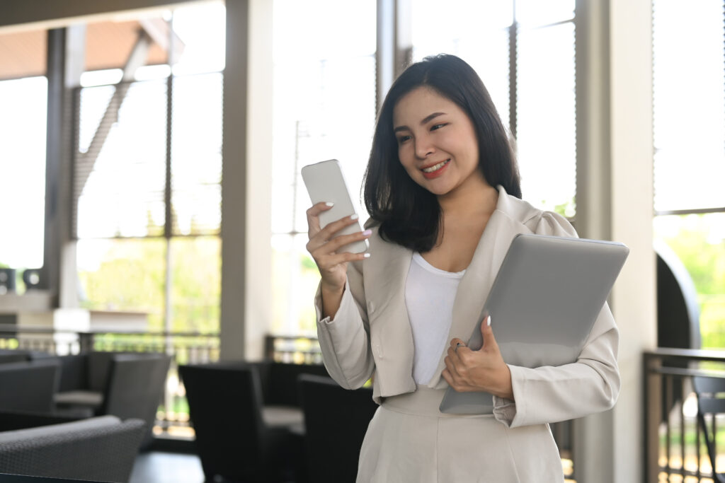 Businesswoman managing tasks efficiently with digital tools — supporting HR in preventing workplace burnout.