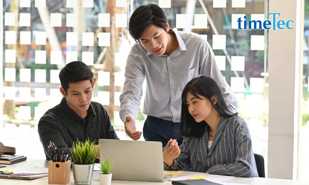 HR team discussing employee data and compliance on a laptop